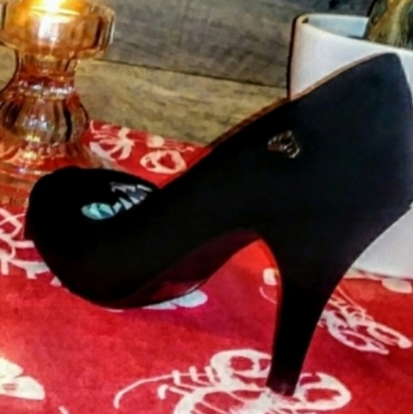 Fergalicious Heels Size 8 Black Suede Bow at Toe - Picture 5 of 9